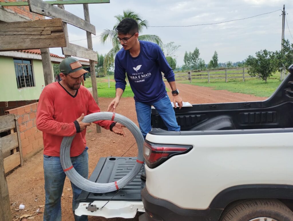 Arames e palanques são fornecidos para isolamento das áreas de plantio