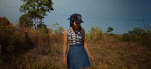 Viviane Amaral, beneficiária do Terra e Mata, em sua propriedade (Foto: Acervo Ecoporé)